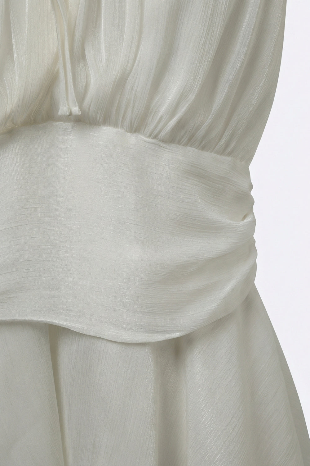 Vestido Branco com Decote Halter Plissado e Babados em Tecido Chiffon Brilhante