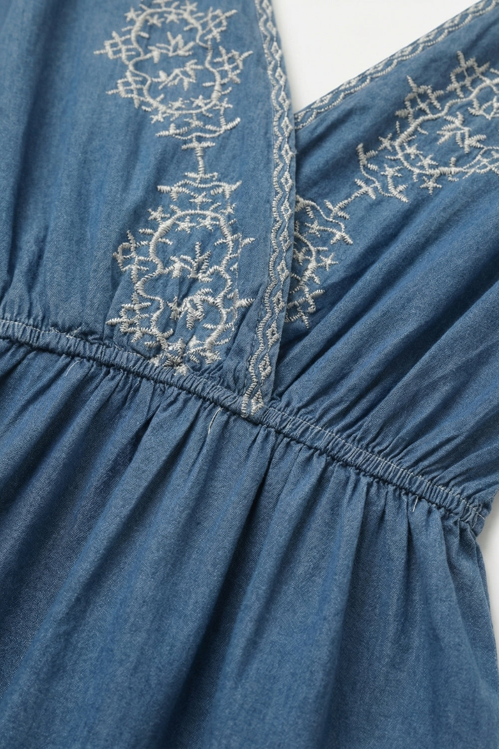 Vestido maxi bordado azul com decote em V