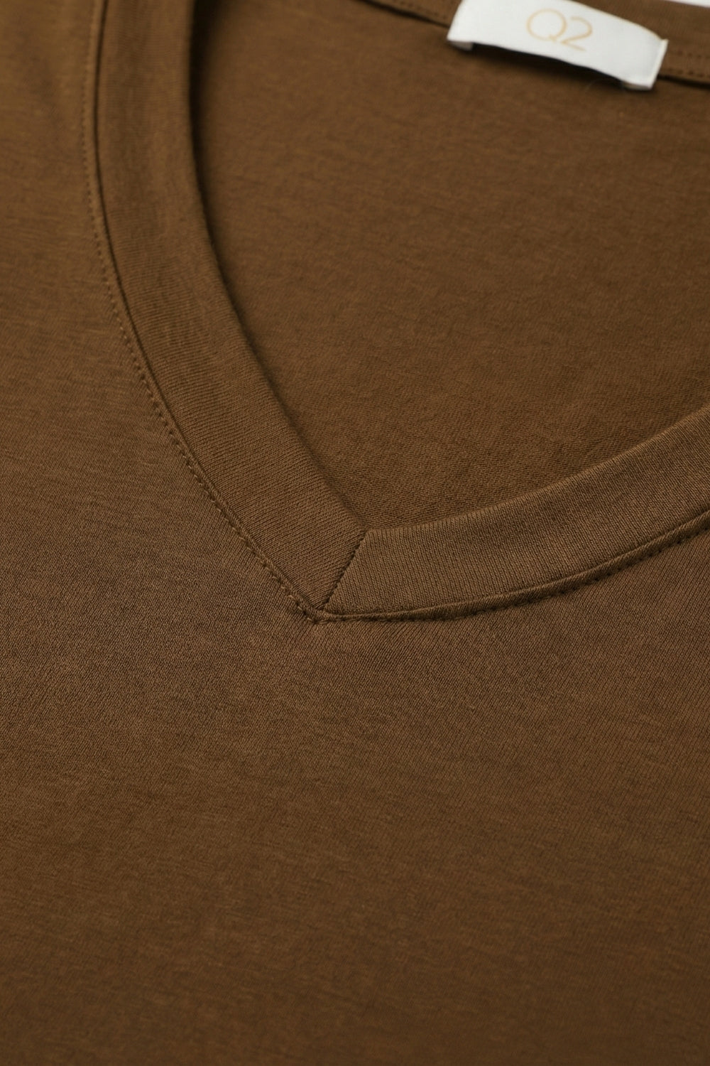 Camiseta marrom de malha macia e larga com decote em V em tecido de viscose