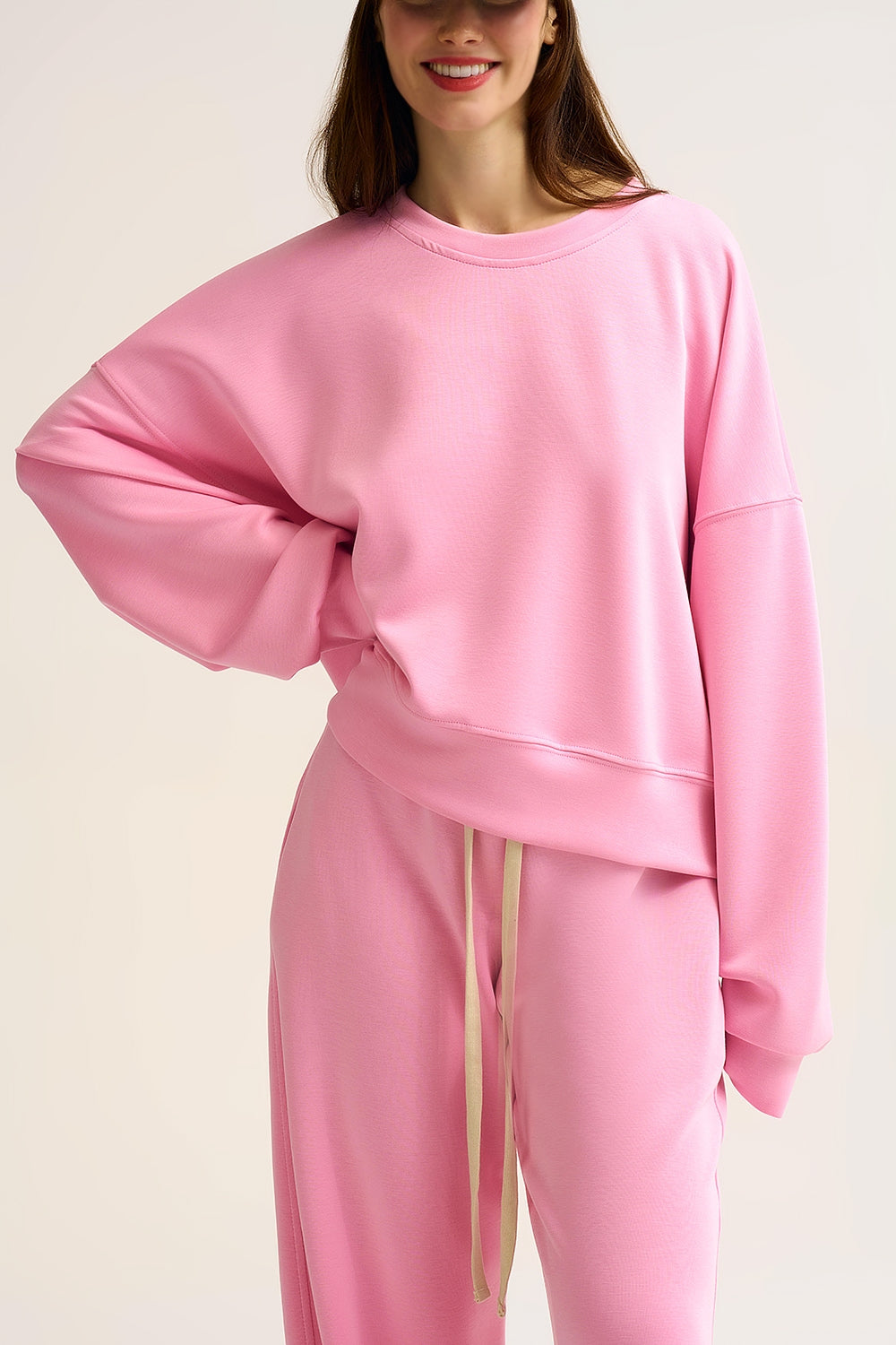 Sweatshirt básica com gola redonda e ombros caídos em cor-de-rosa