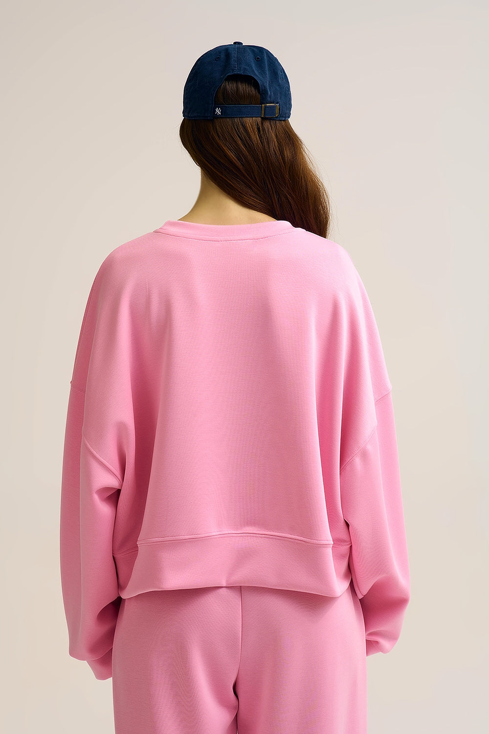 Sweatshirt básica com gola redonda e ombros caídos em cor-de-rosa