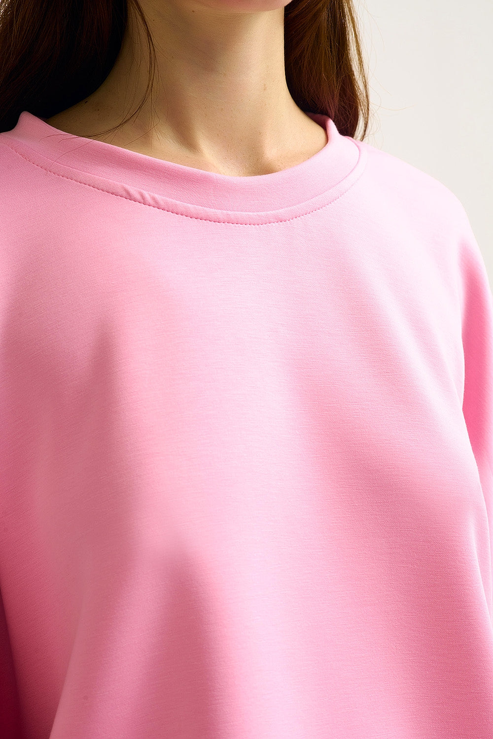 Sweatshirt básica com gola redonda e ombros caídos em cor-de-rosa