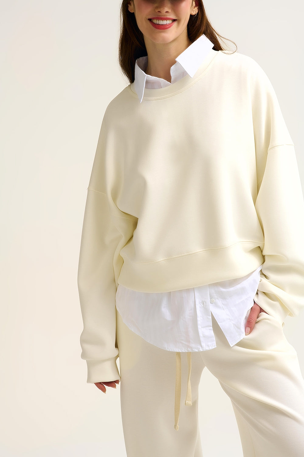 Sweatshirt básica com gola redonda e ombros caídos em creme