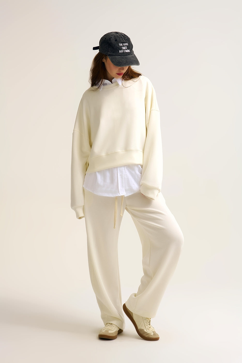 Sweatshirt básica com gola redonda e ombros caídos em creme