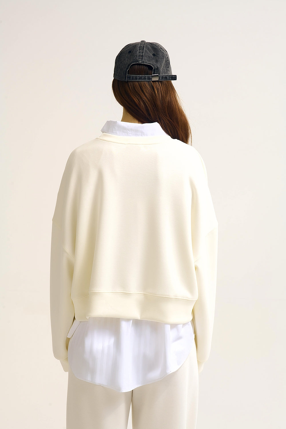 Sweatshirt básica com gola redonda e ombros caídos em creme