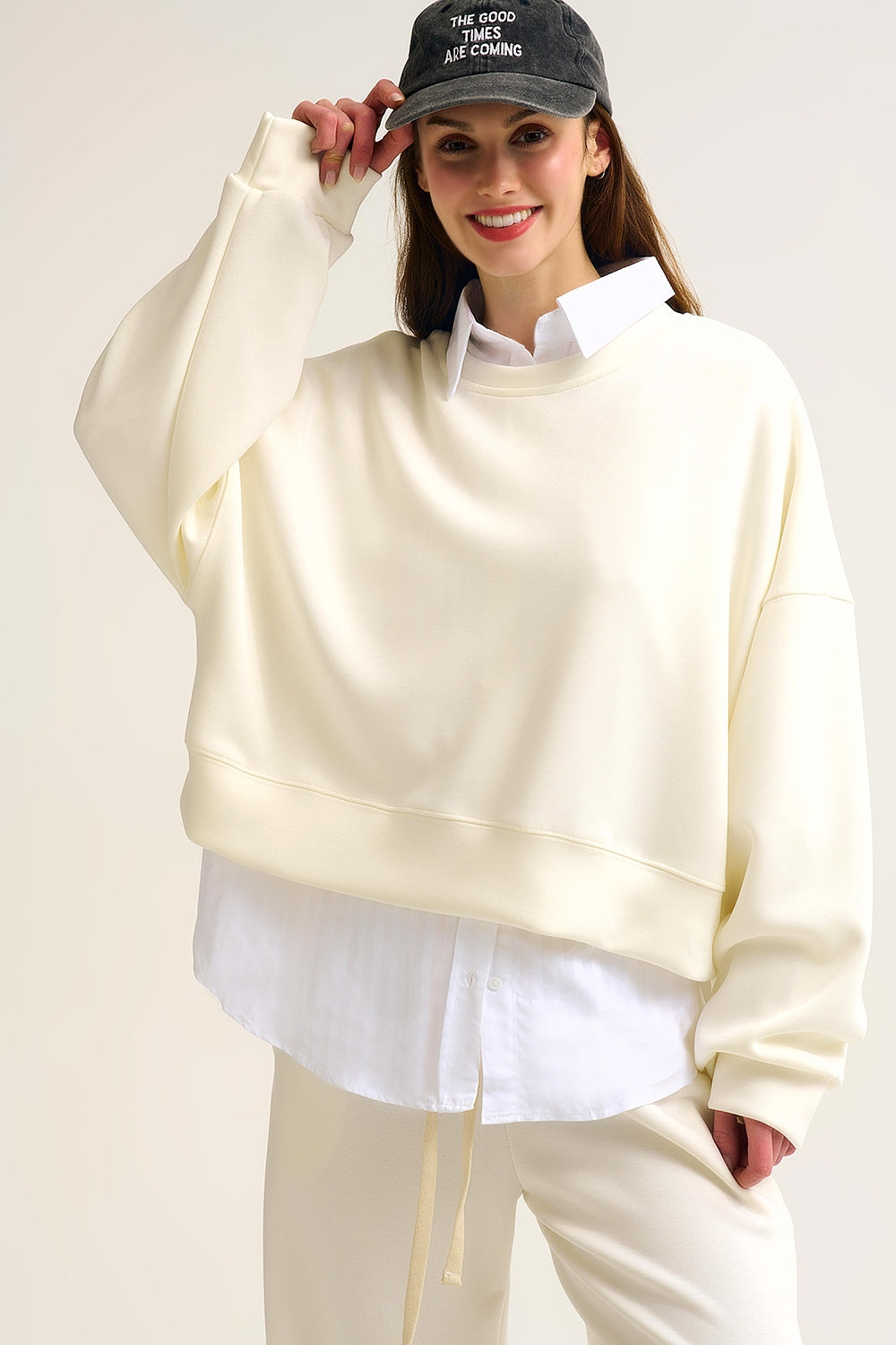 Sweatshirt básica com gola redonda e ombros caídos em creme