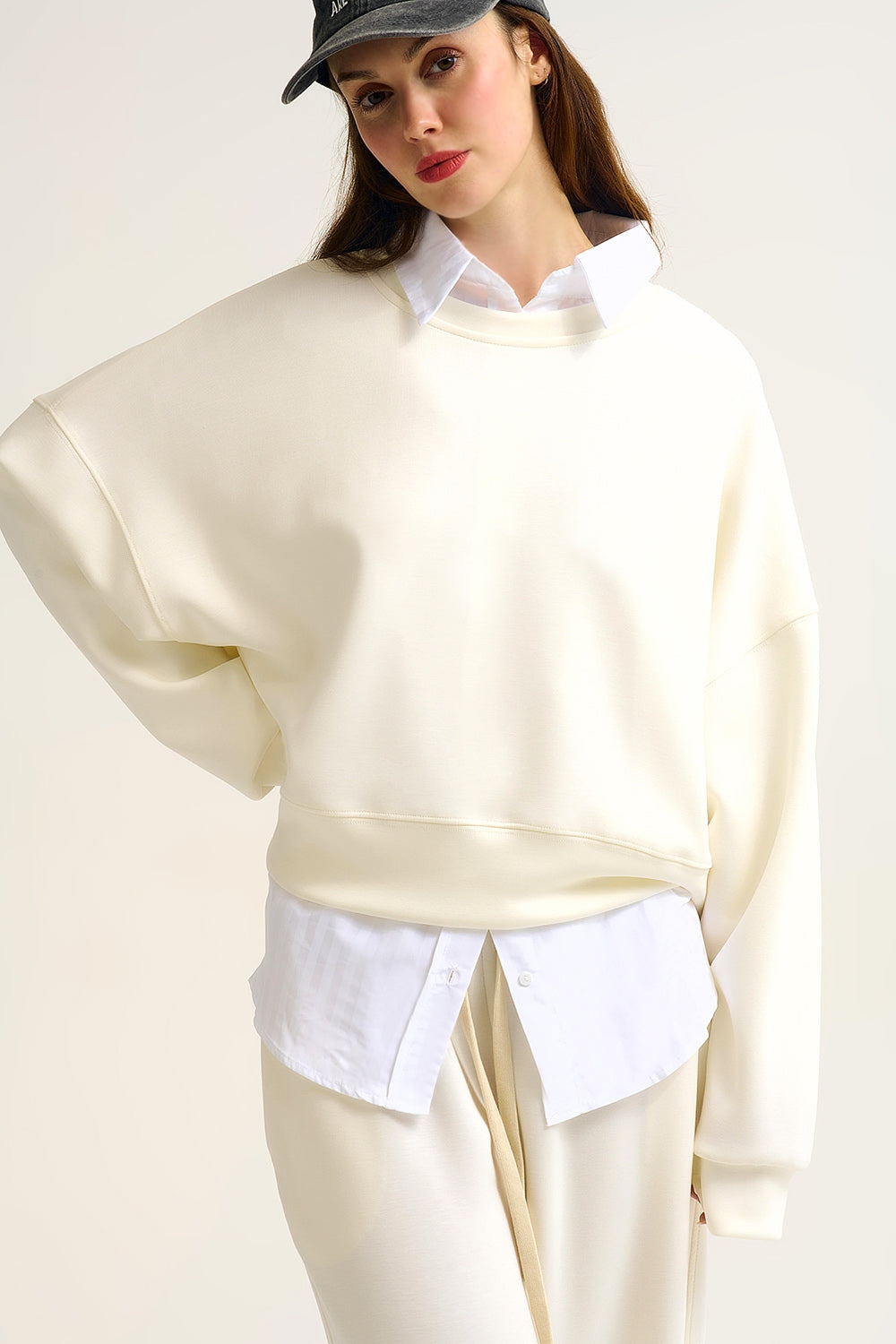 Sweatshirt básica com gola redonda e ombros caídos em creme