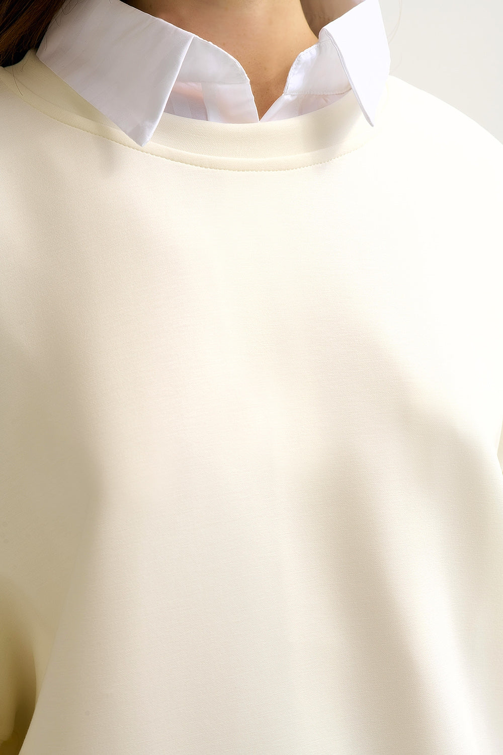 Sweatshirt básica com gola redonda e ombros caídos em creme