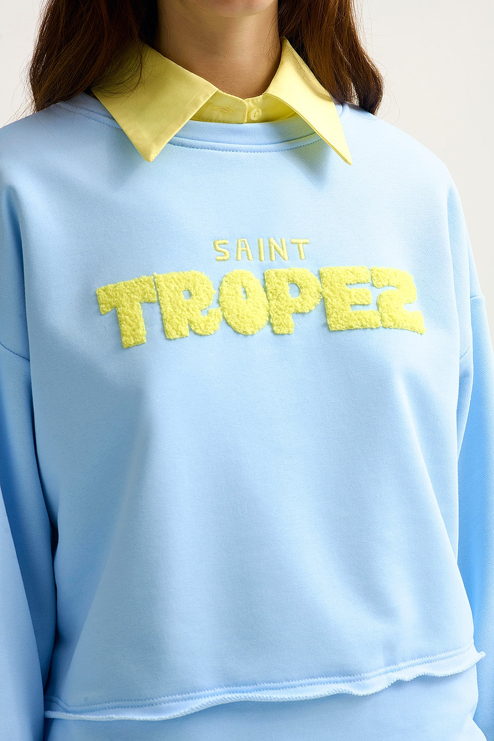 Camisola azul bebé bordada Saint Tropez