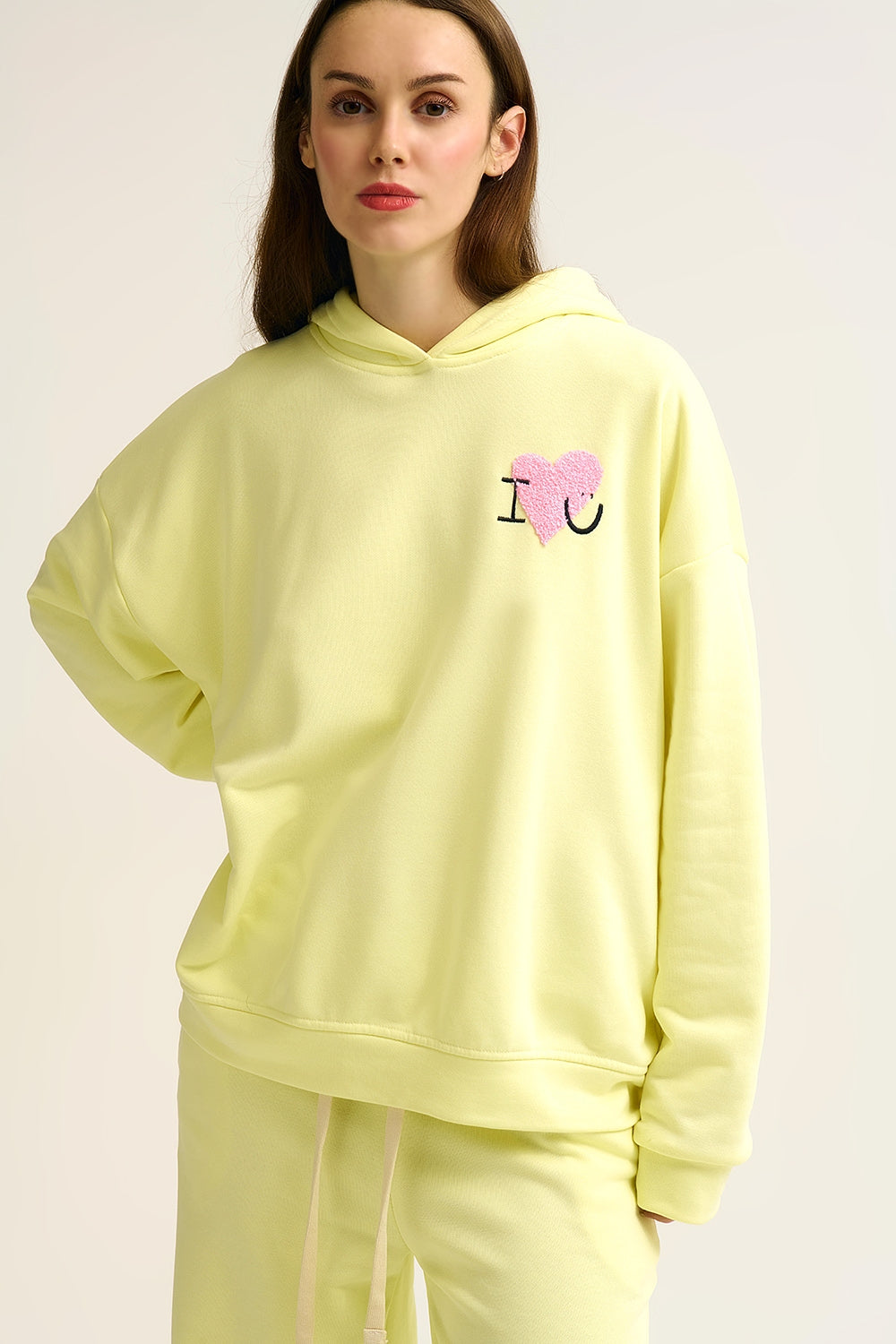 Camisola com capuz super macia amarela com gráfico de corações em bouclé