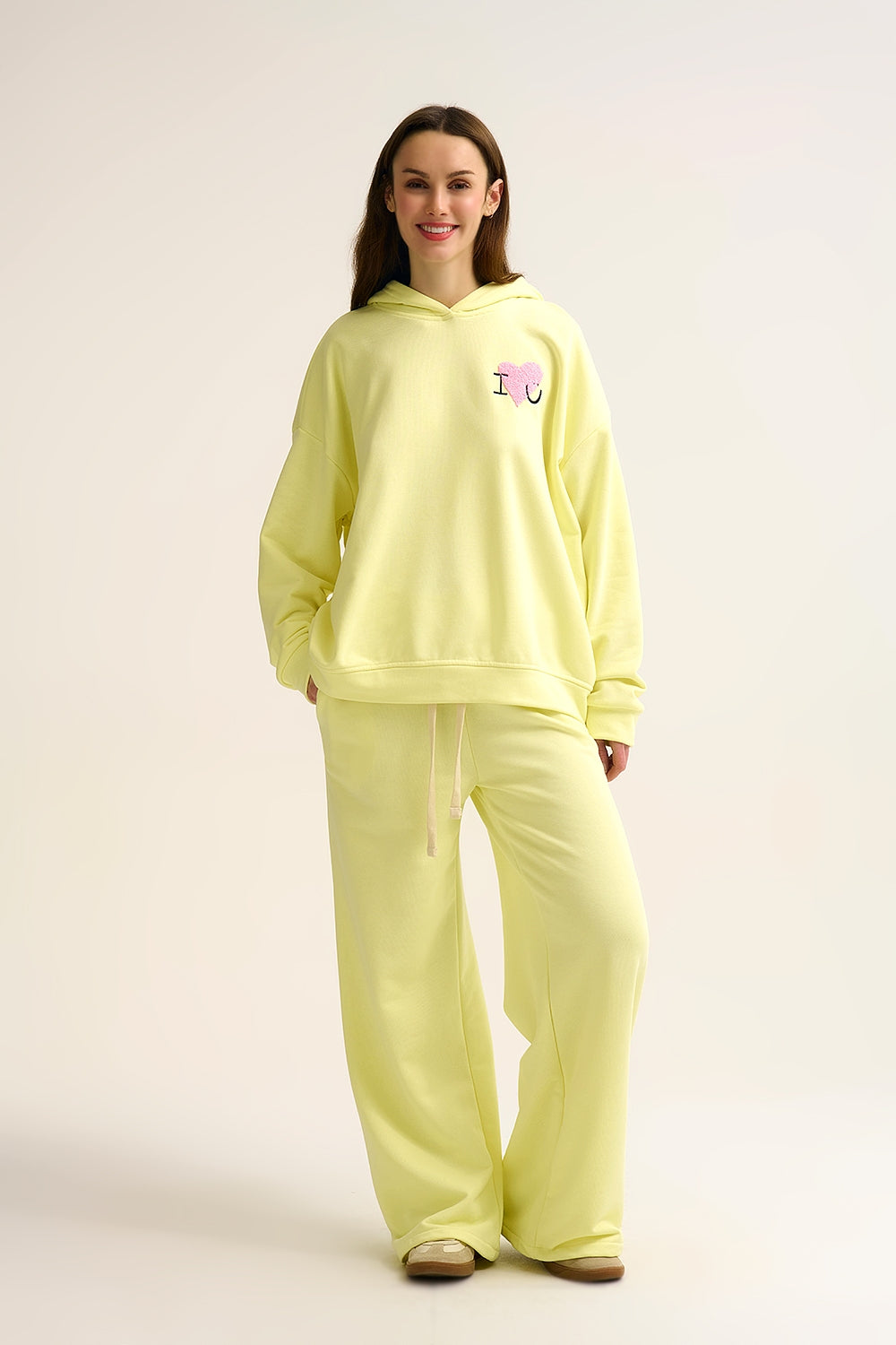 Camisola com capuz super macia amarela com gráfico de corações em bouclé