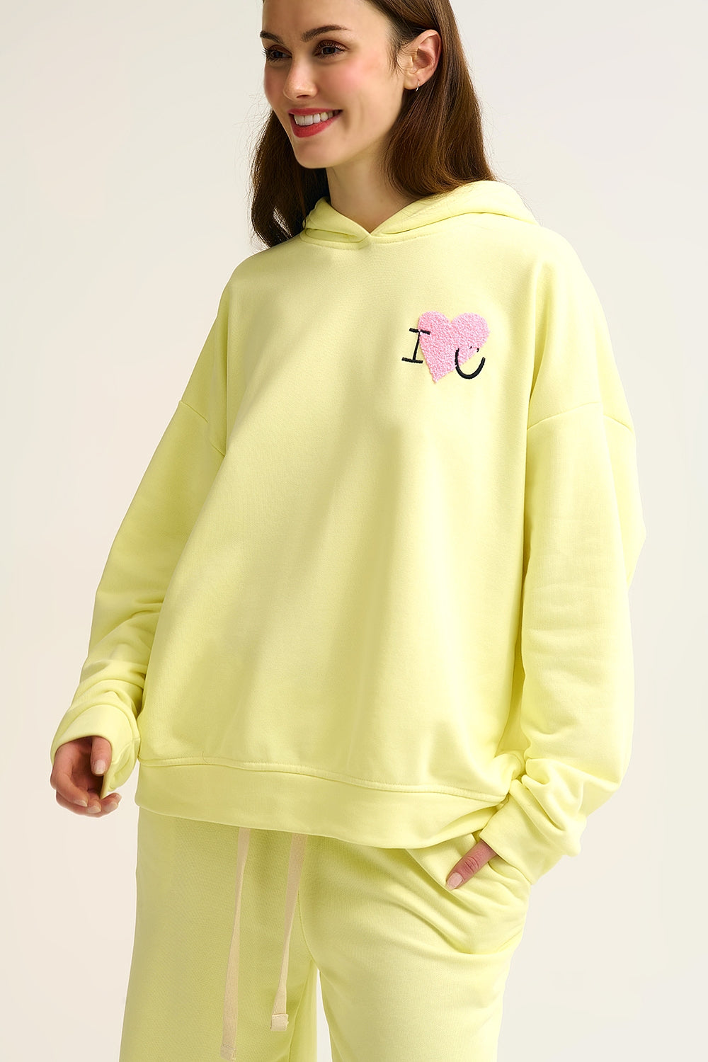 Camisola com capuz super macia amarela com gráfico de corações em bouclé