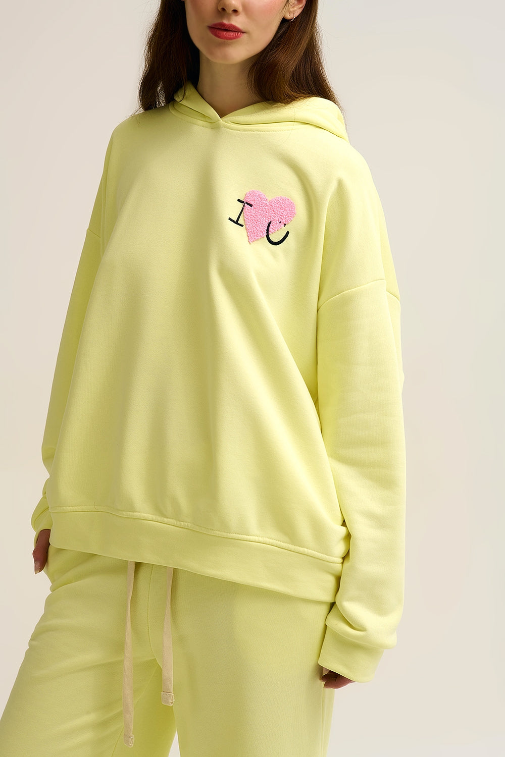 Camisola com capuz super macia amarela com gráfico de corações em bouclé