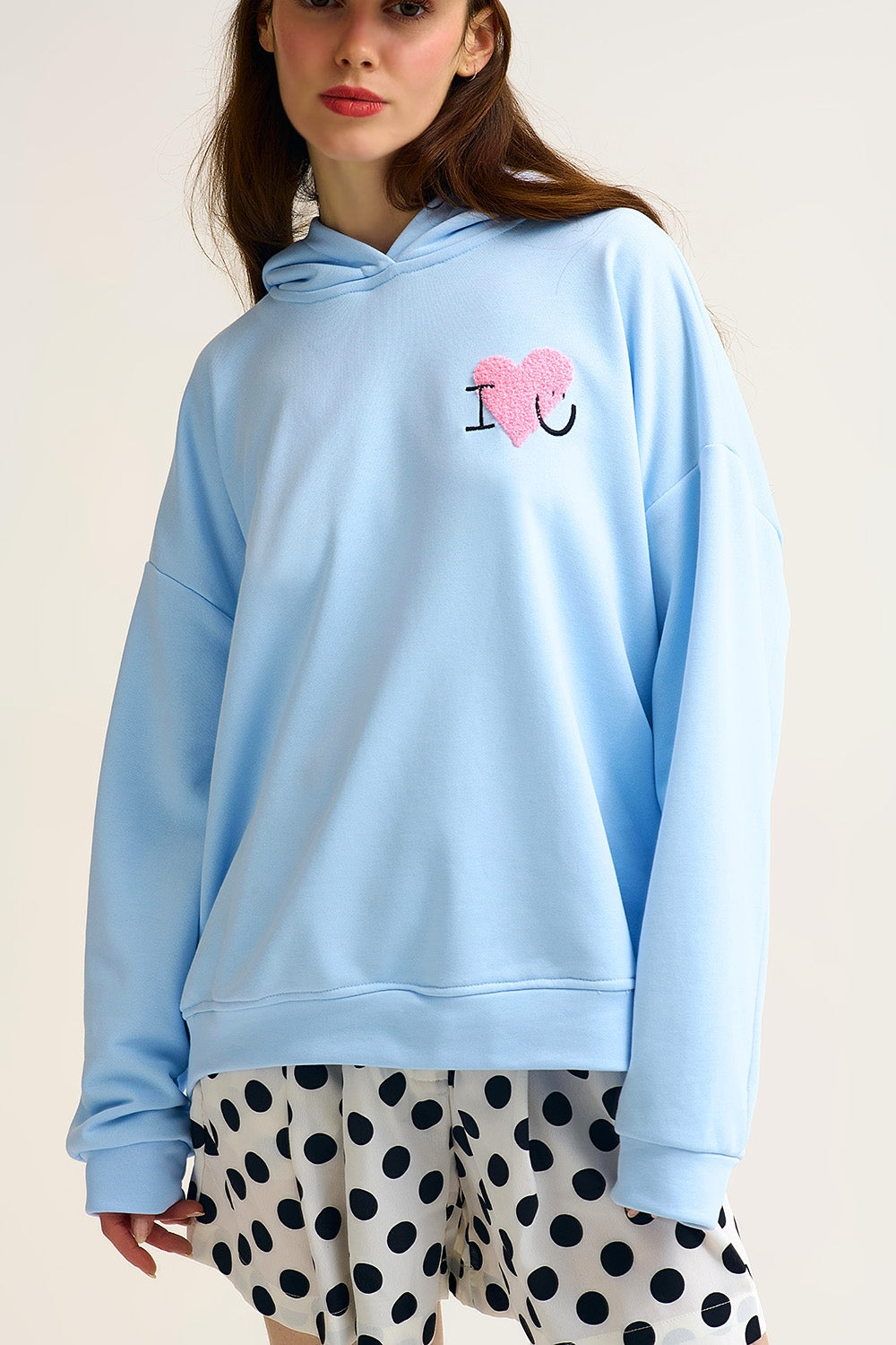 Camisola com capuz super macia azul bebé com gráfico de corações em bouclé