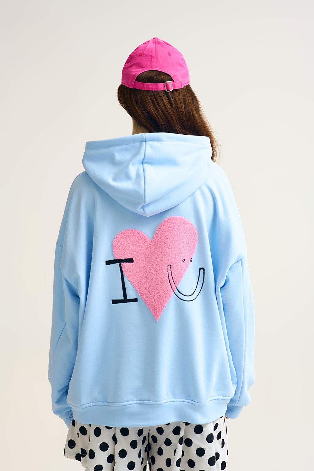 Camisola com capuz super macia azul bebé com gráfico de corações em bouclé