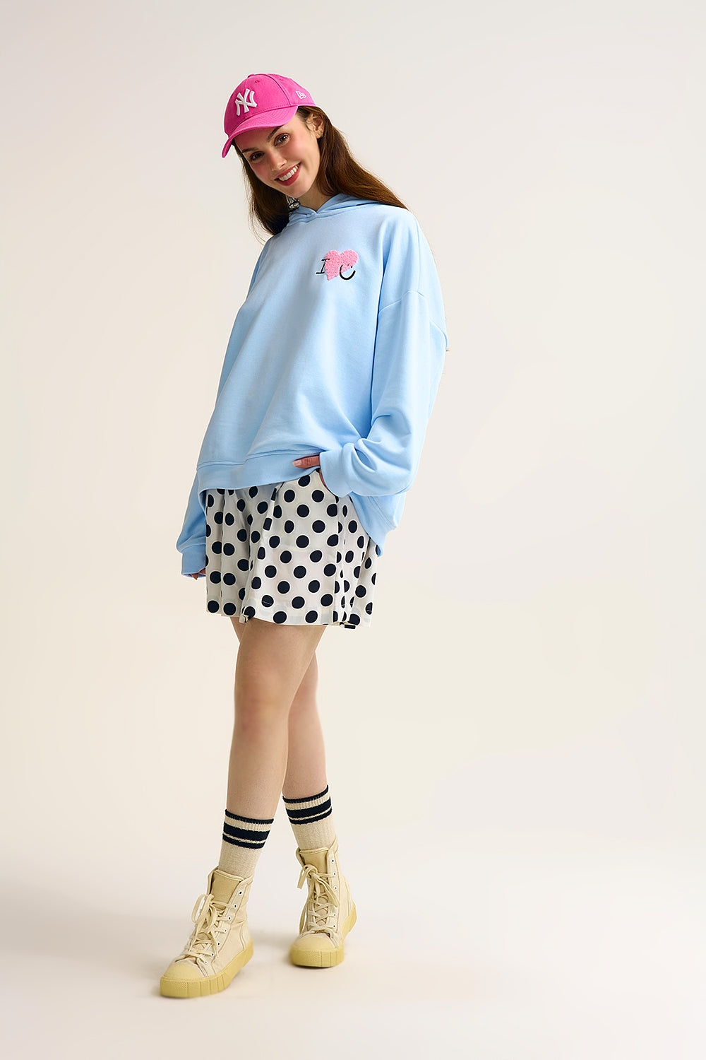 Camisola com capuz super macia azul bebé com gráfico de corações em bouclé