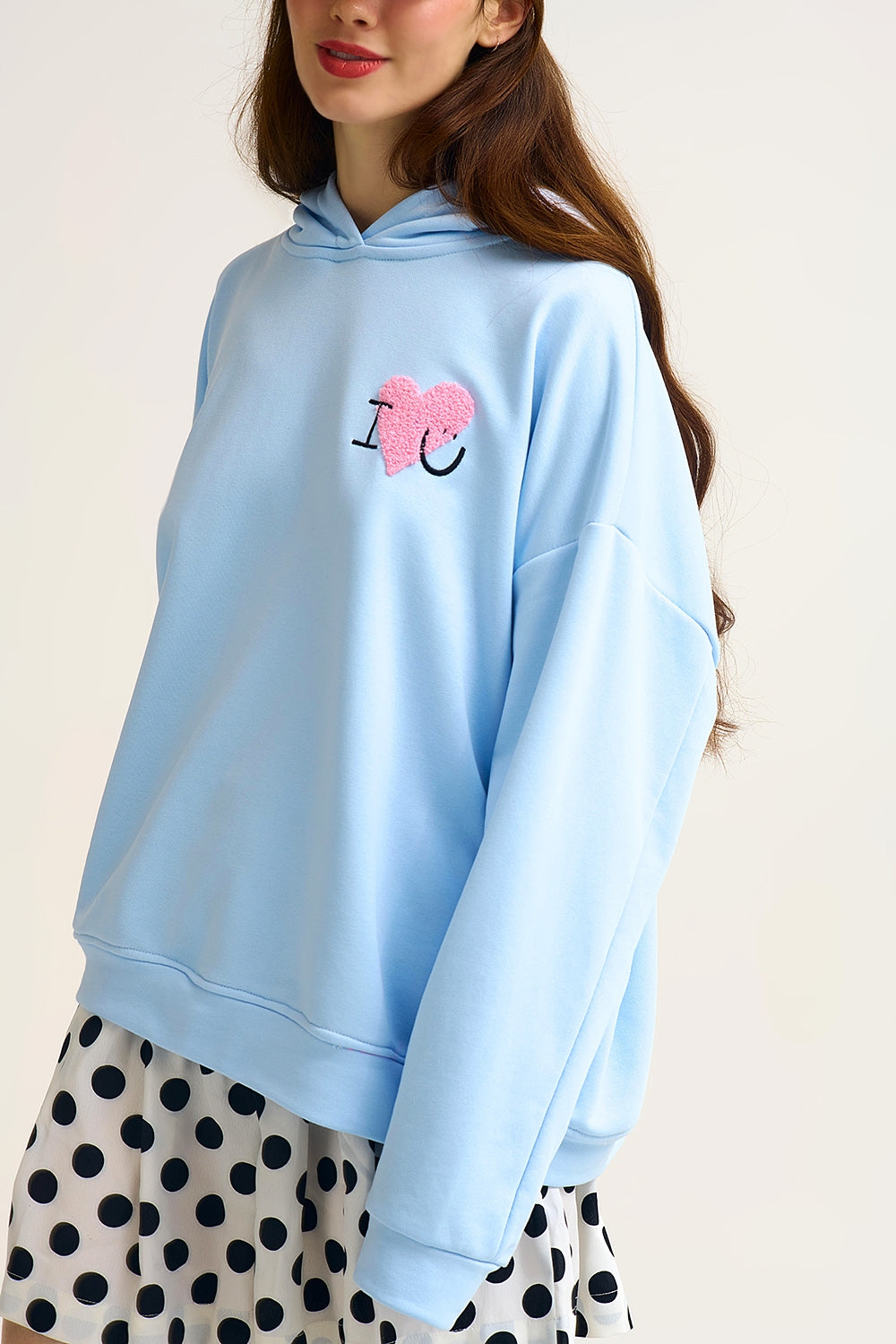 Camisola com capuz super macia azul bebé com gráfico de corações em bouclé