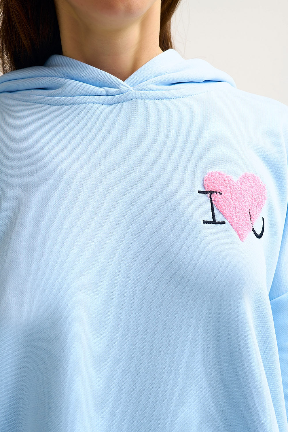 Camisola com capuz super macia azul bebé com gráfico de corações em bouclé