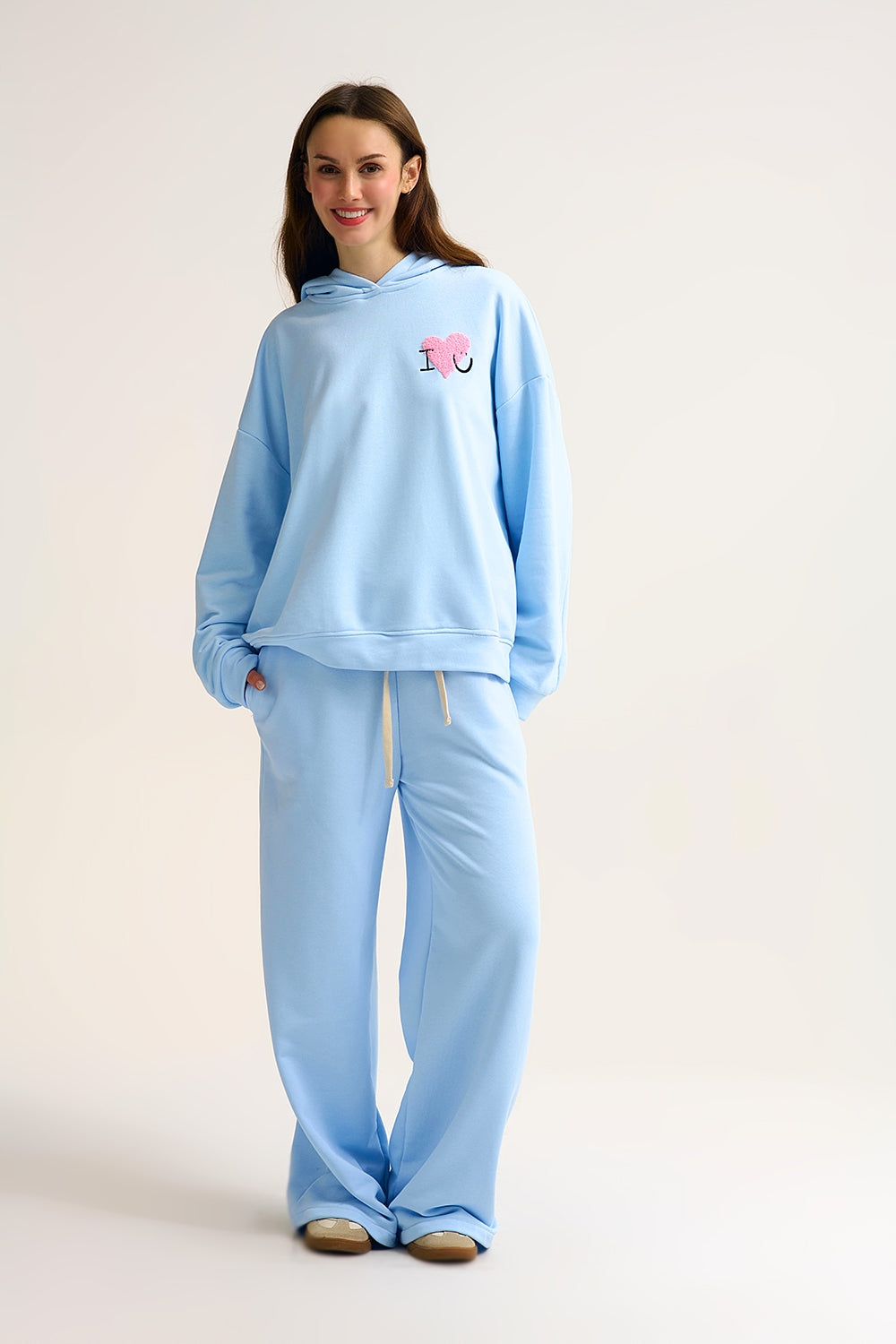 Camisola com capuz super macia azul bebé com gráfico de corações em bouclé