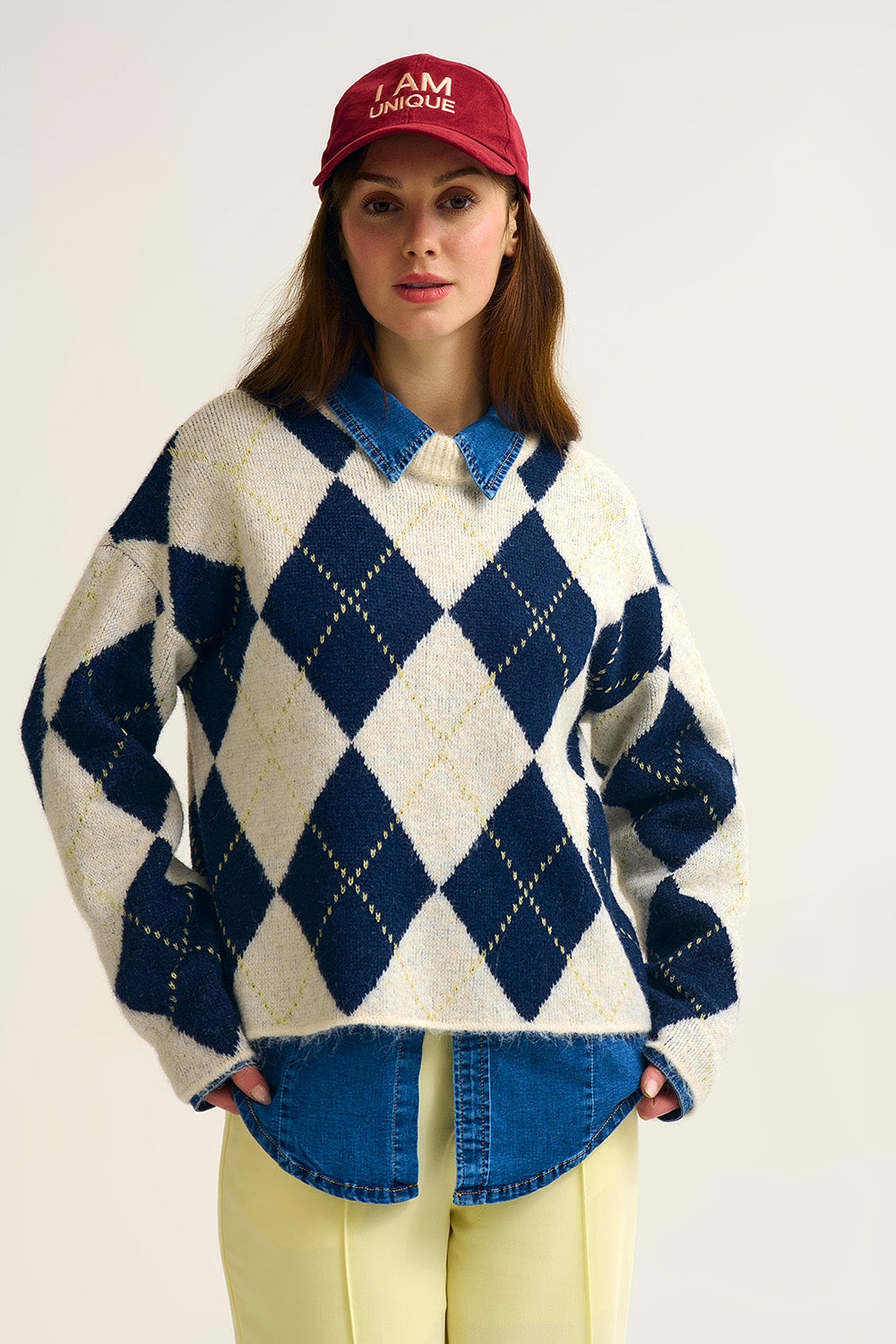 Camisola de malha volumosa com diamantes em azul-marinho e creme em contraste