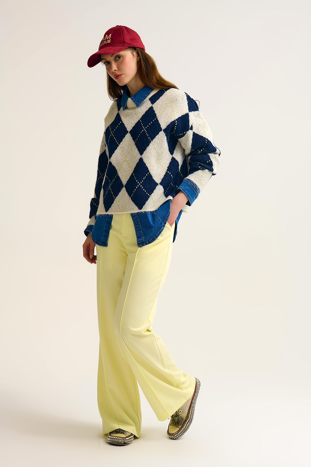 Camisola de malha volumosa com diamantes em azul-marinho e creme em contraste
