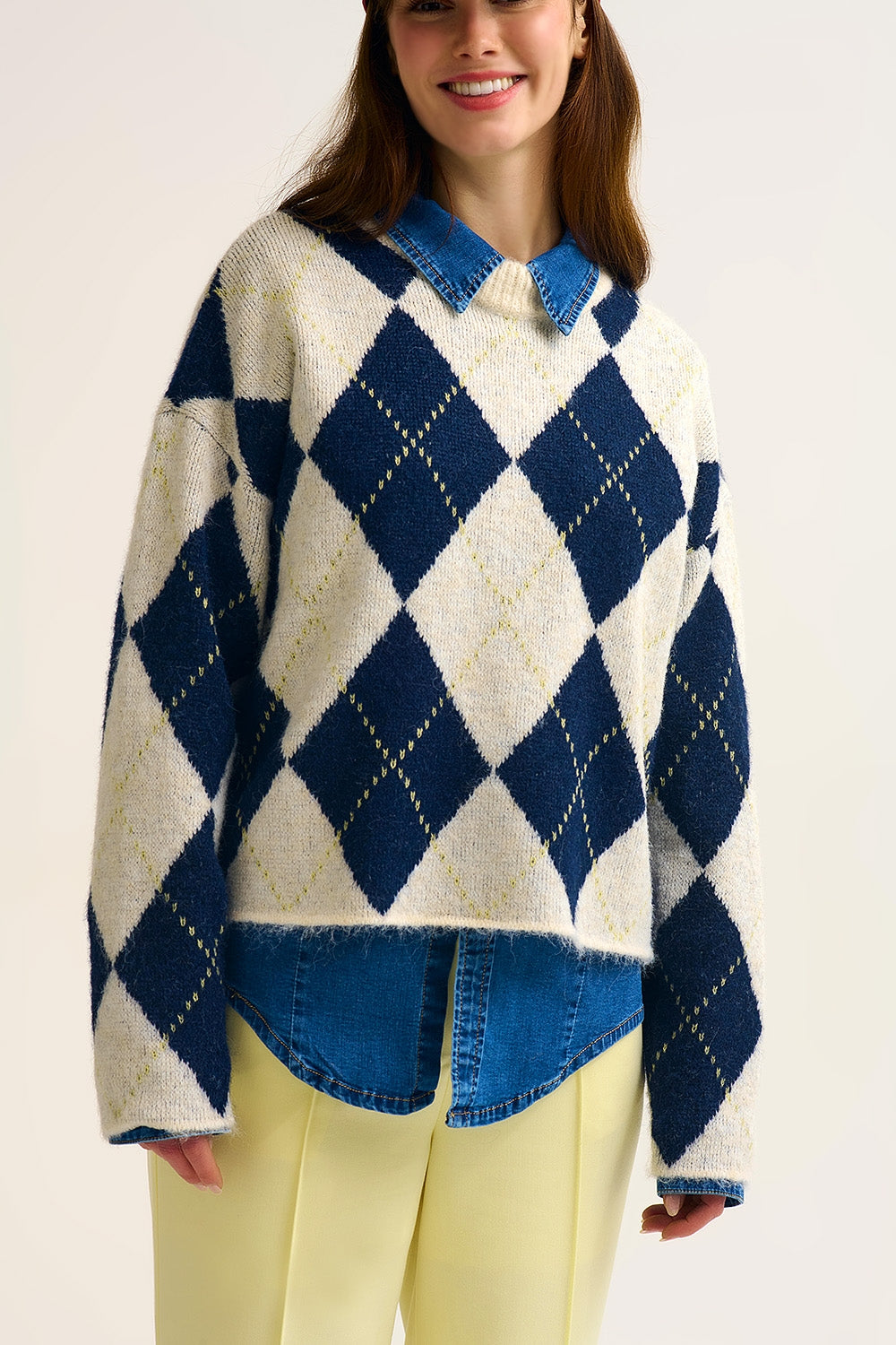 Camisola de malha volumosa com diamantes em azul-marinho e creme em contraste