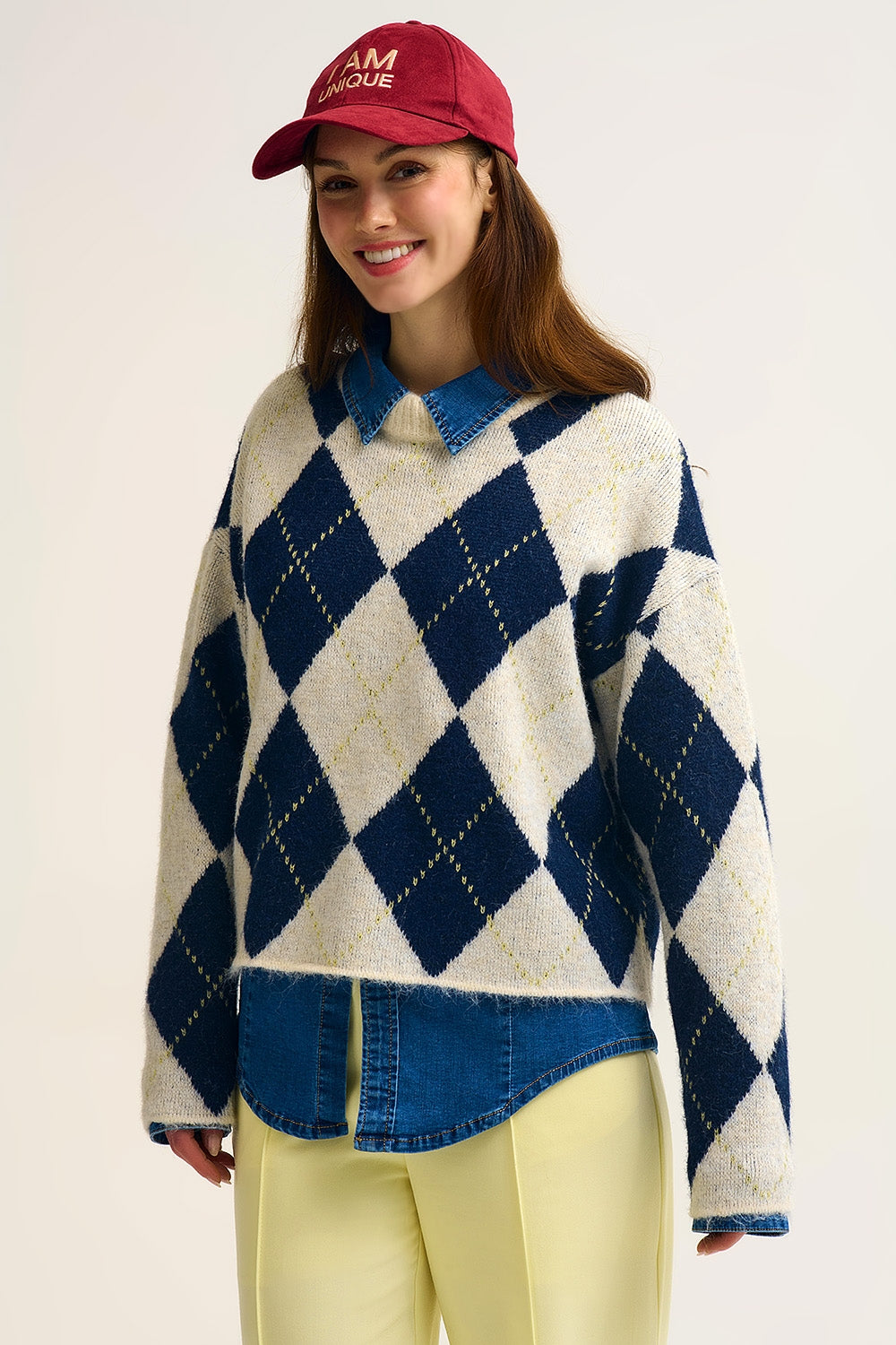 Camisola de malha volumosa com diamantes em azul-marinho e creme em contraste