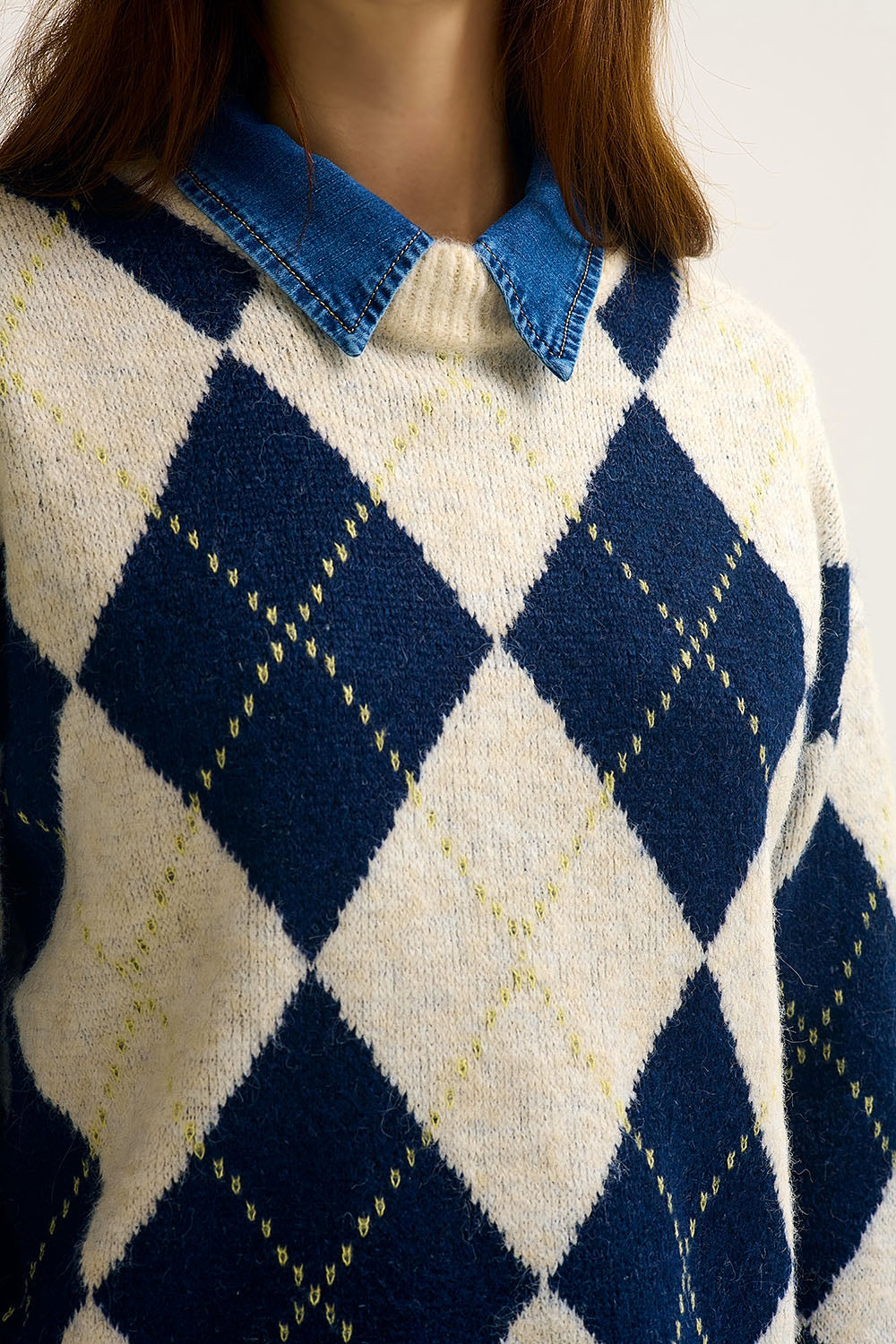 Camisola de malha volumosa com diamantes em azul-marinho e creme em contraste