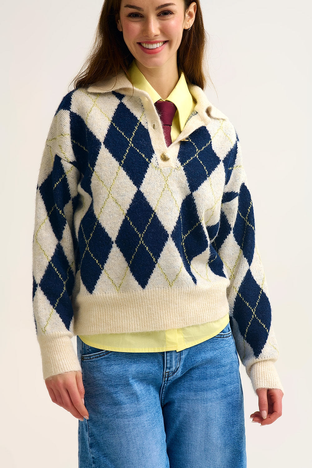 camisola com gola polo em malha com estampado de diamantes em azul marinho e creme