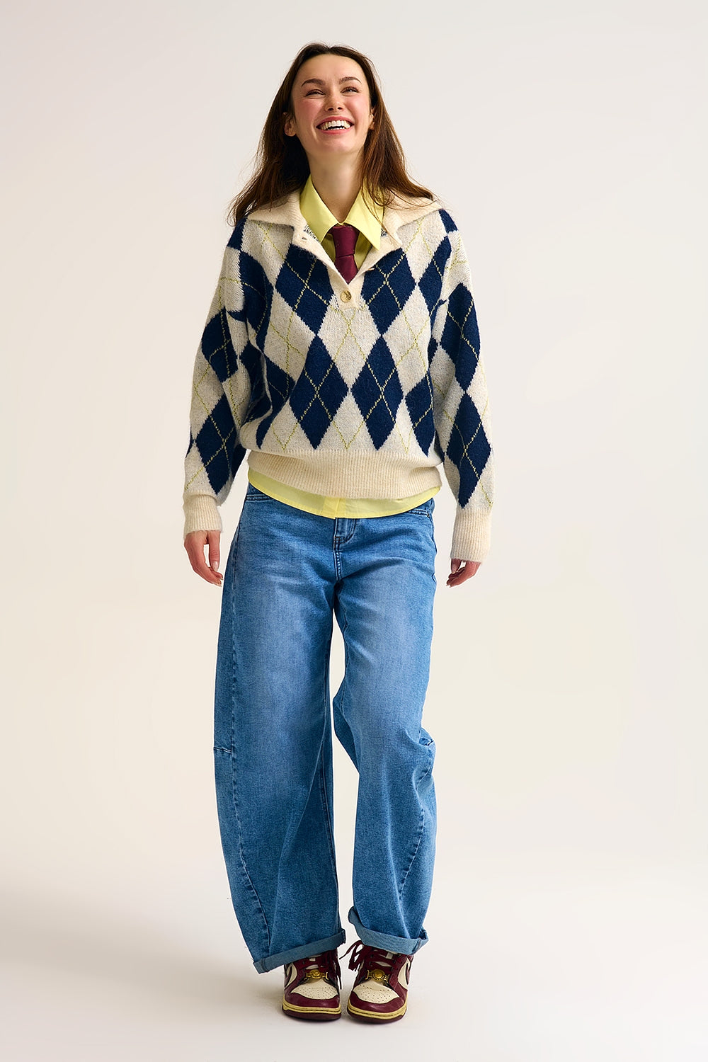 camisola com gola polo em malha com estampado de diamantes em azul marinho e creme