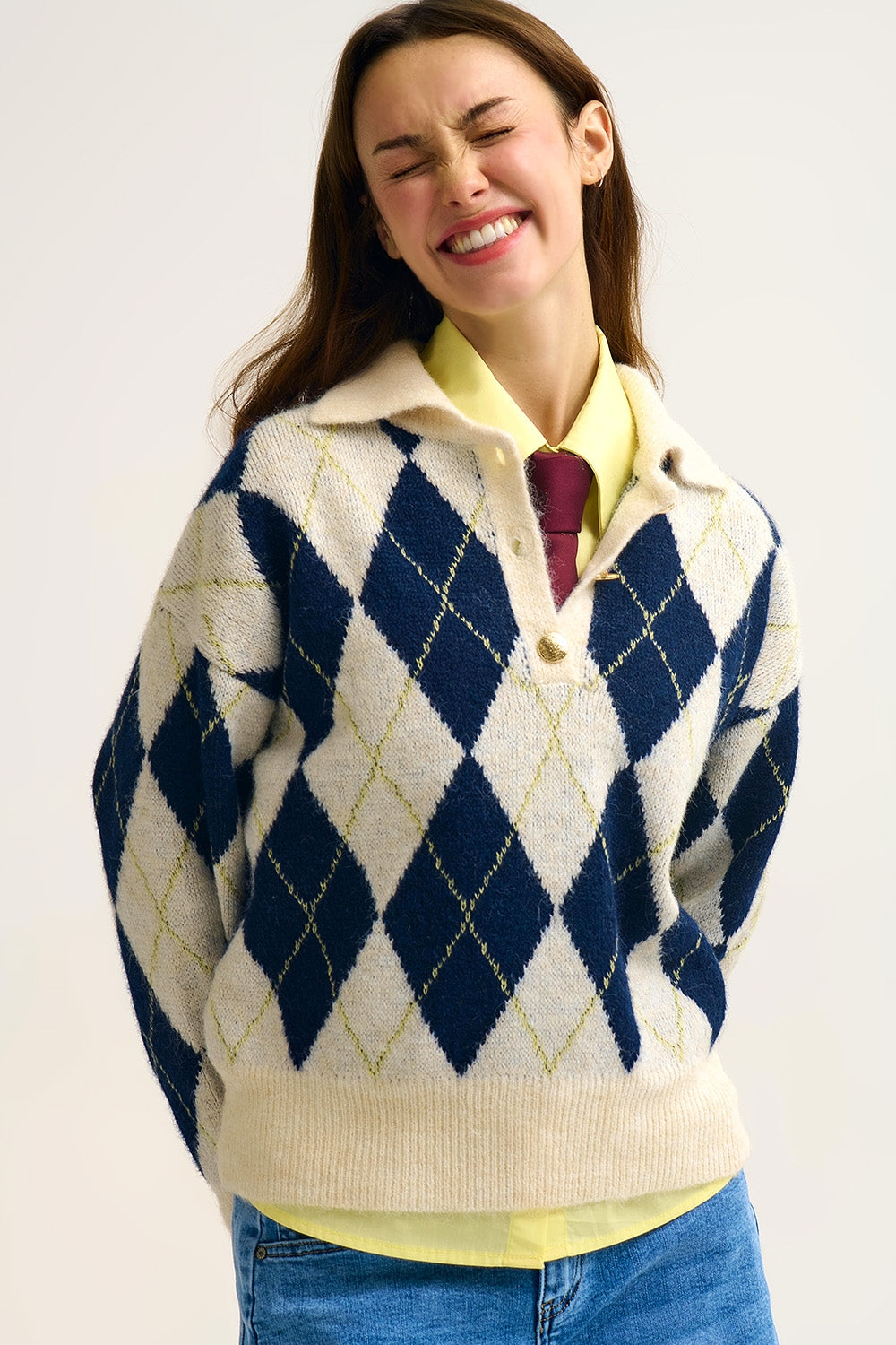 camisola com gola polo em malha com estampado de diamantes em azul marinho e creme