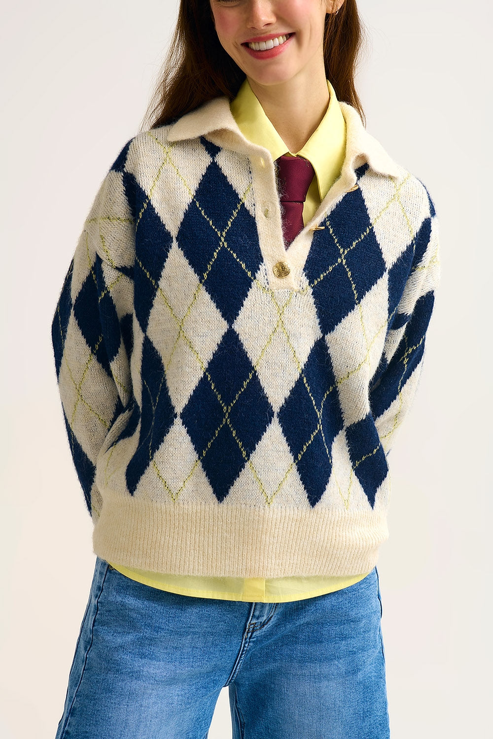 camisola com gola polo em malha com estampado de diamantes em azul marinho e creme
