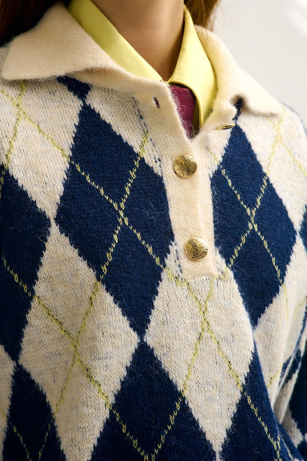 camisola com gola polo em malha com estampado de diamantes em azul marinho e creme