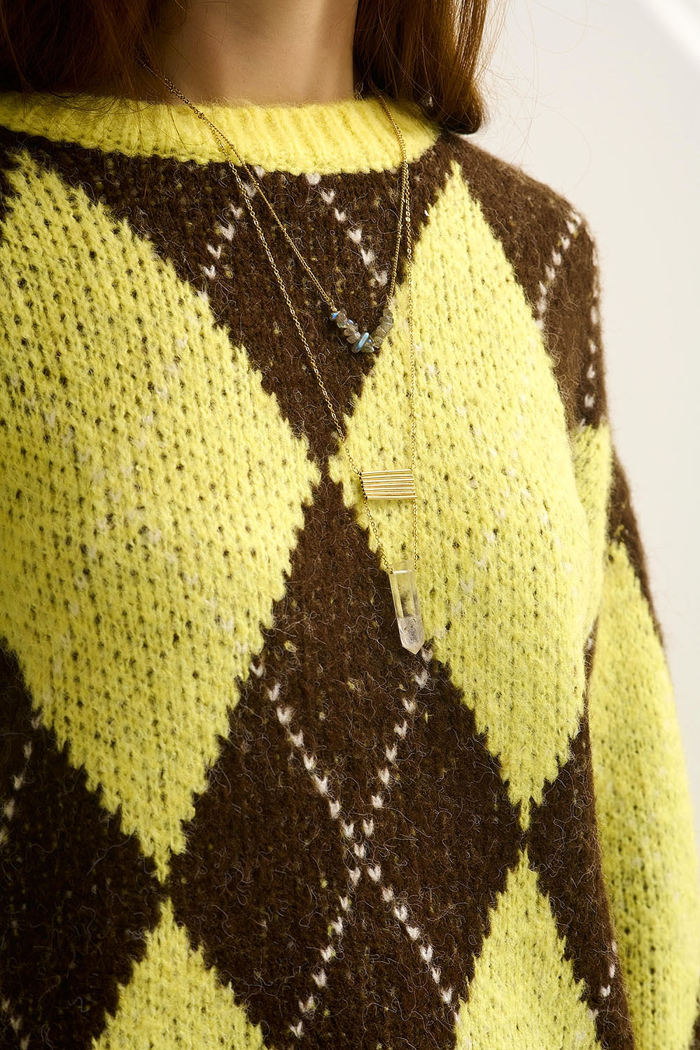 Camisola de malha com diamantes amarela e castanha e mangas volumosas
