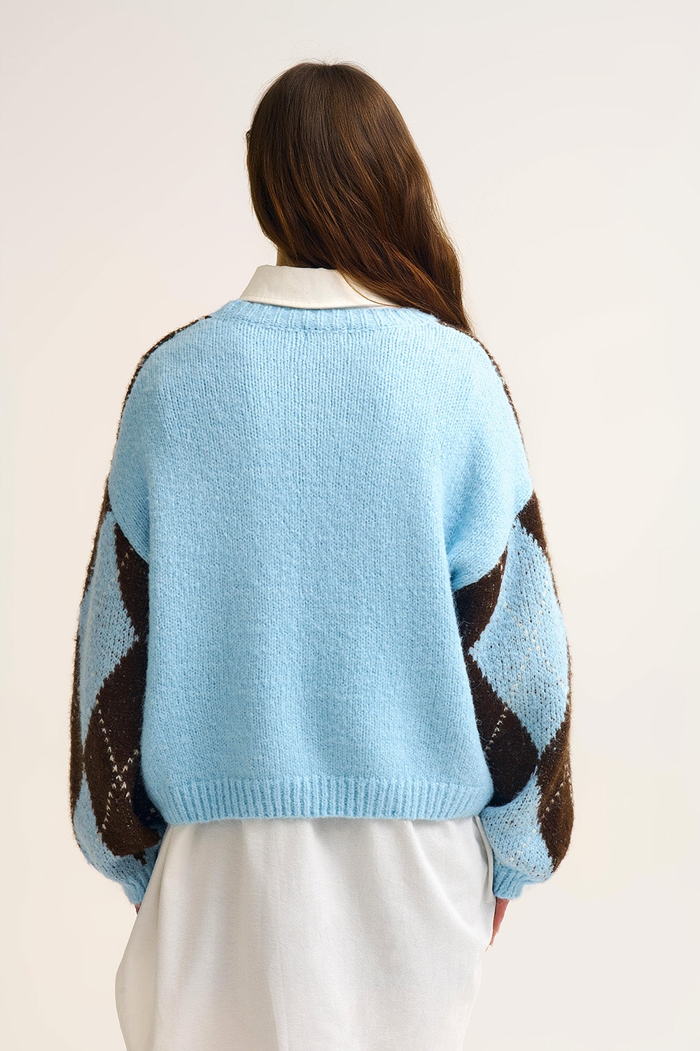 Camisola de malha azul e castanha com diamantes e mangas volumosas