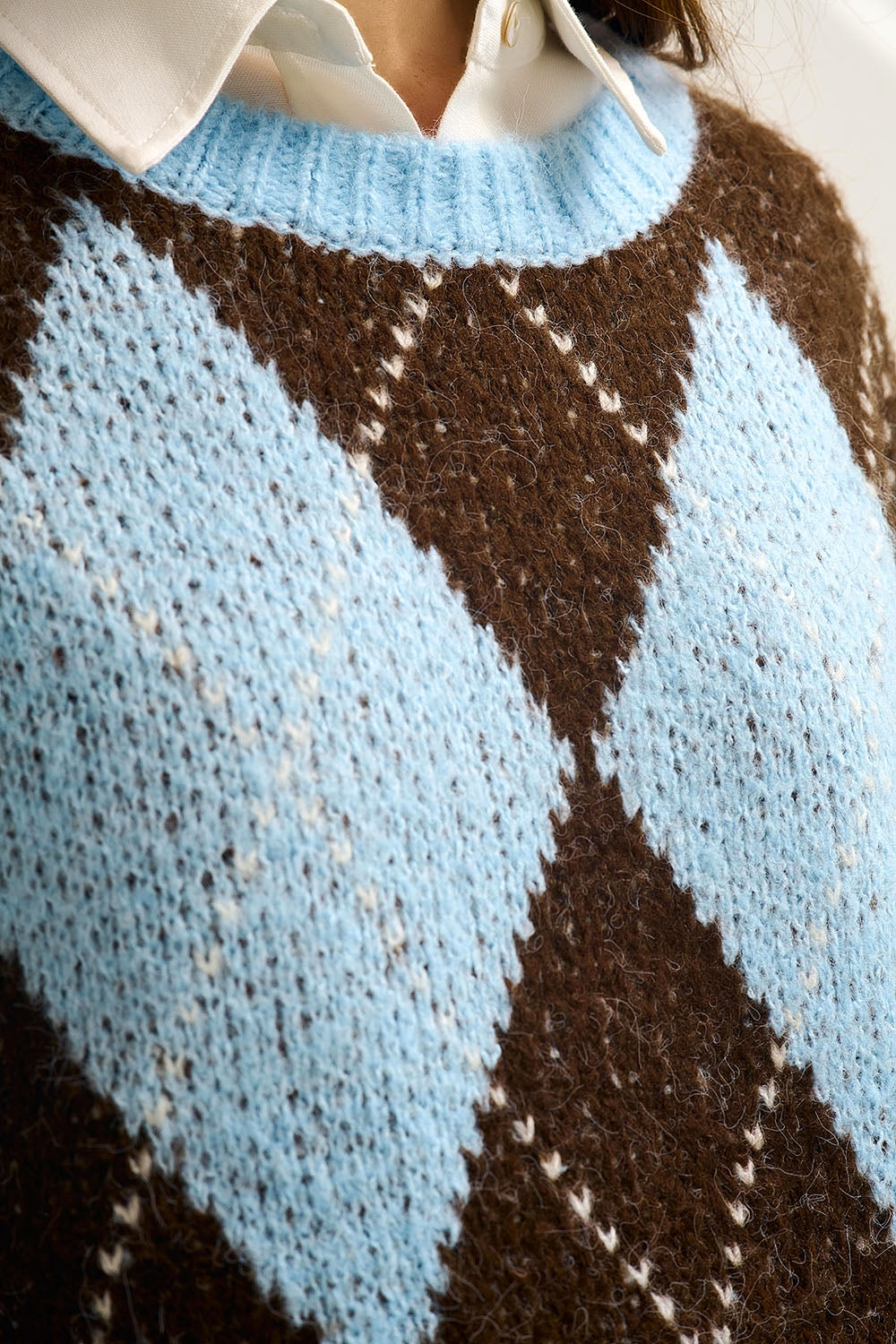 Camisola de malha azul e castanha com diamantes e mangas volumosas