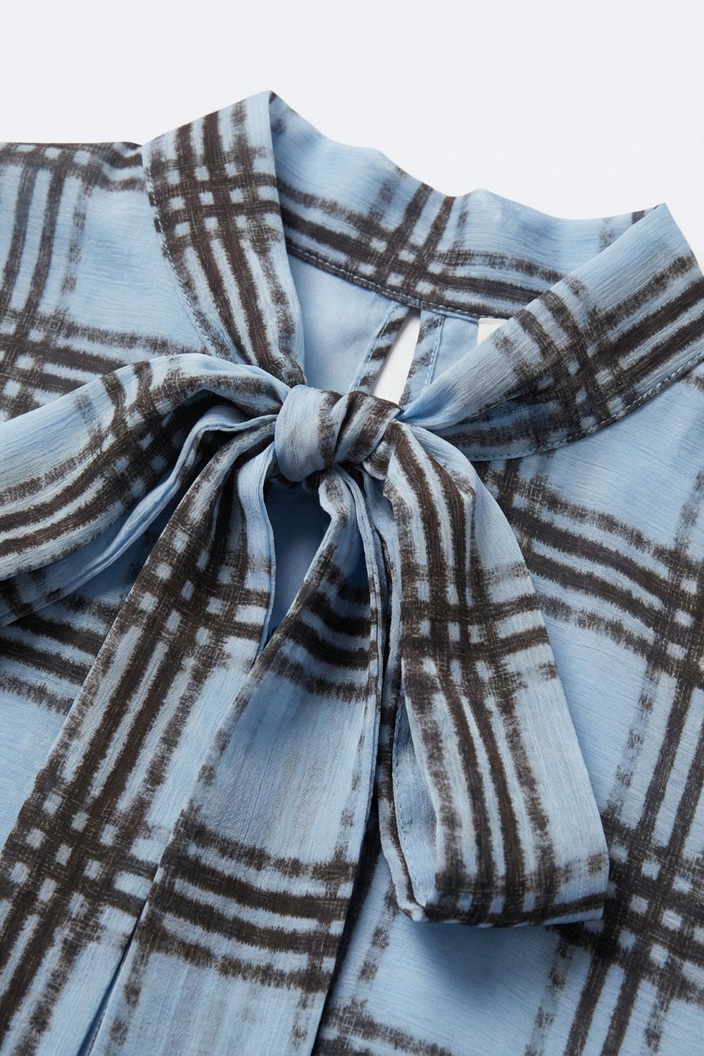 Blusa de chiffon azul com estampado xadrez com mangas largas e laço no pescoço