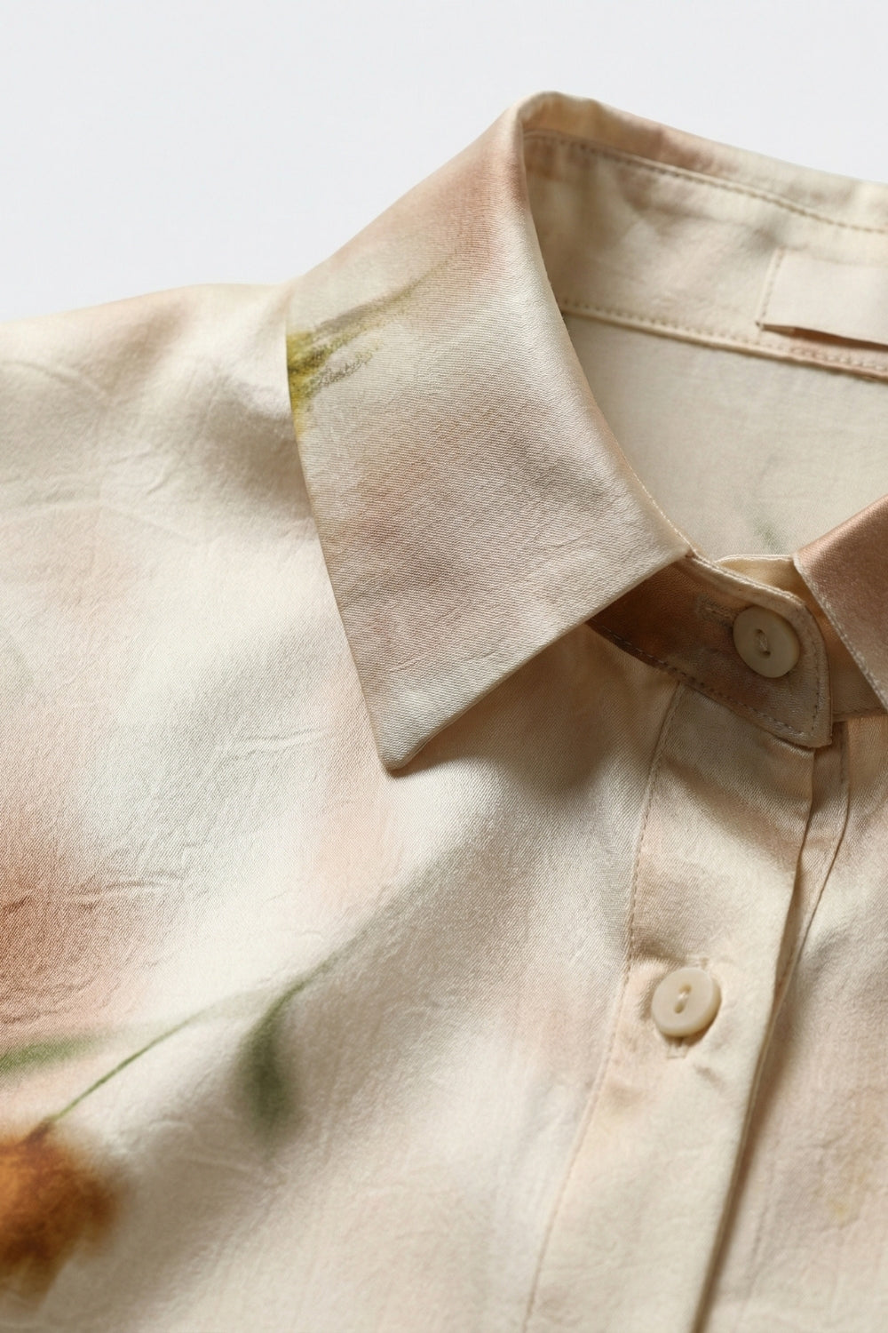 Camisa Bege de Cetim com Estampa Floral e Botões