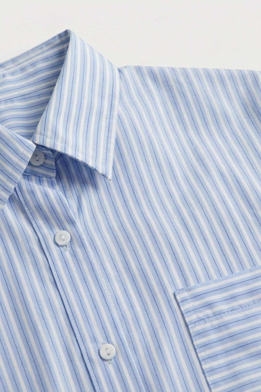 Camisa com botões de ajuste descontraído azul claro às riscas