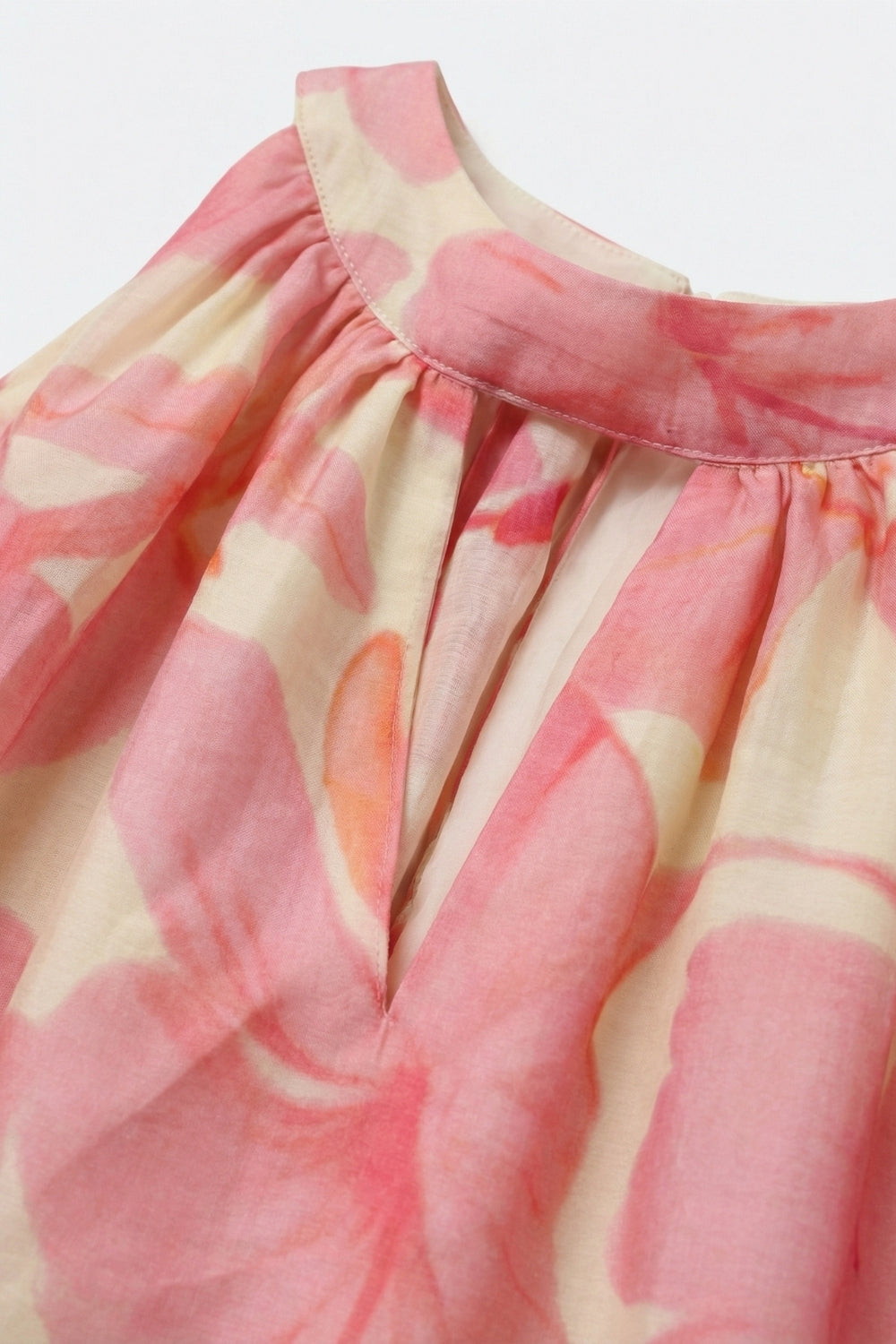 Top cor-de-rosa floral em chiffon macio com halteres