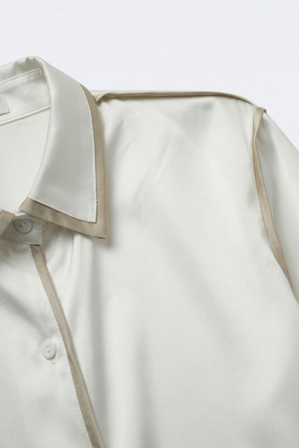 Camisa com botões em cetim creme com rebordo em contraste