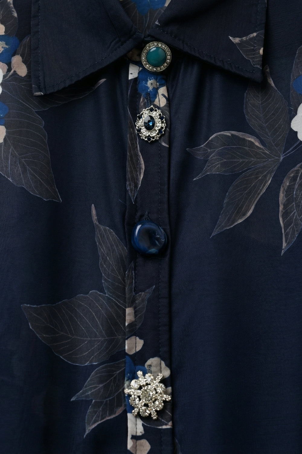 Camisa Azul-Marinho com Estampa Floral e Botões em Chiffon com Mangas Compridas