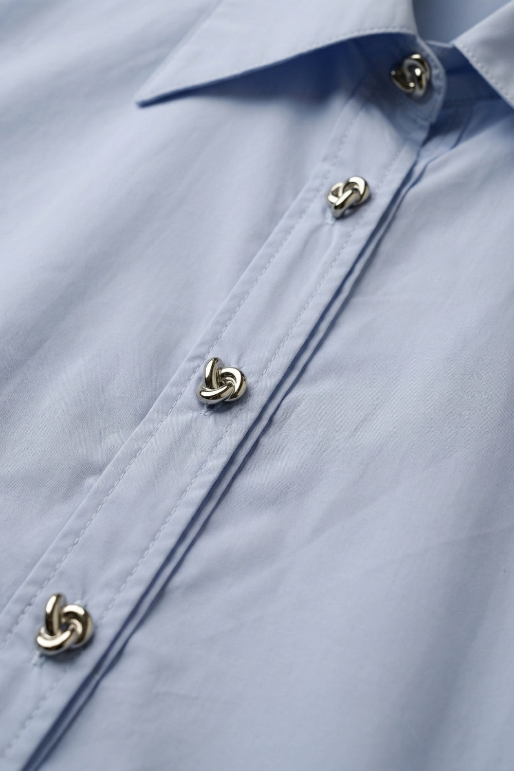 Camisa quimono de manga curta em popelina azul com botões prateados