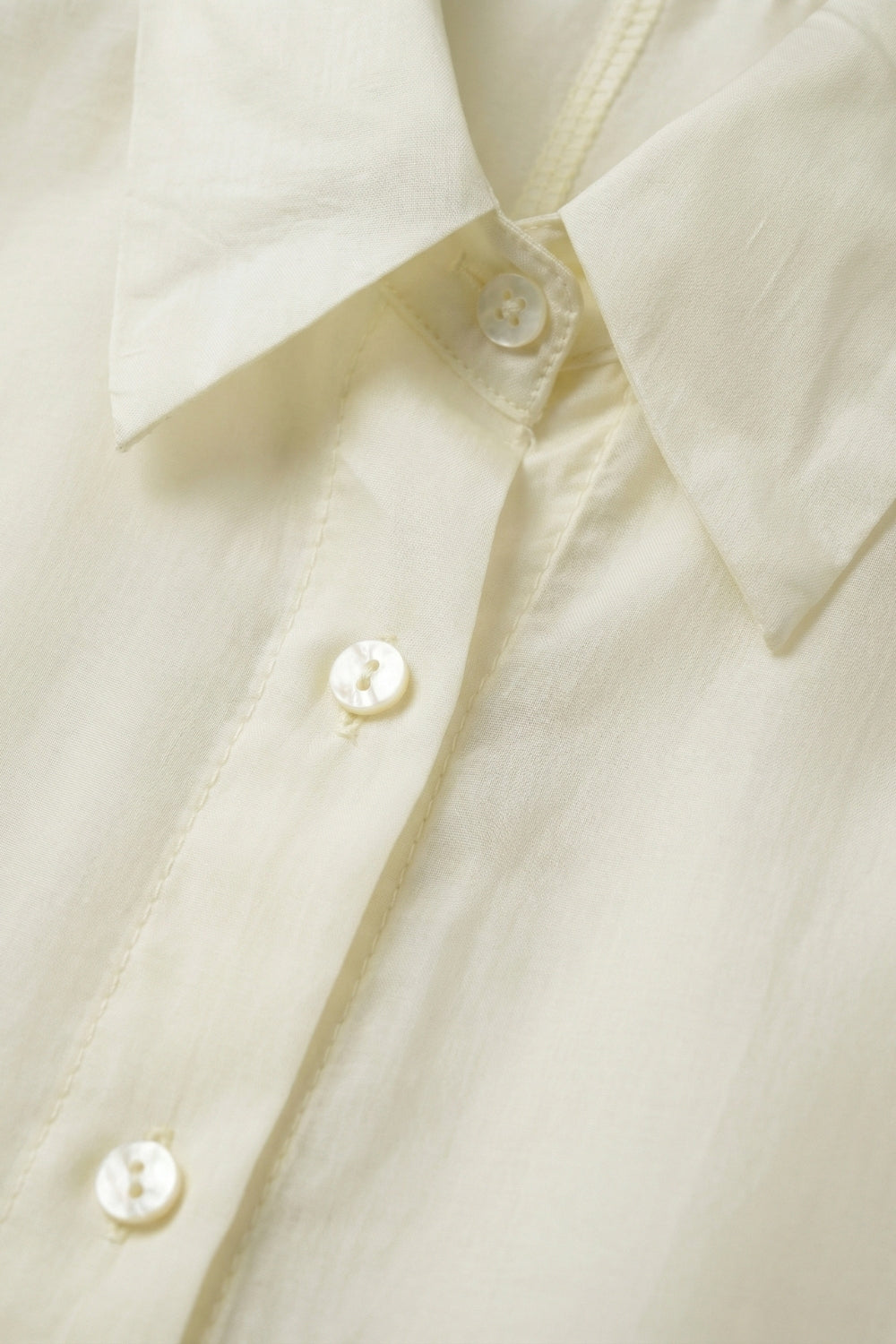 Camisa de cetim brilhante com corte descontraído na cor branca