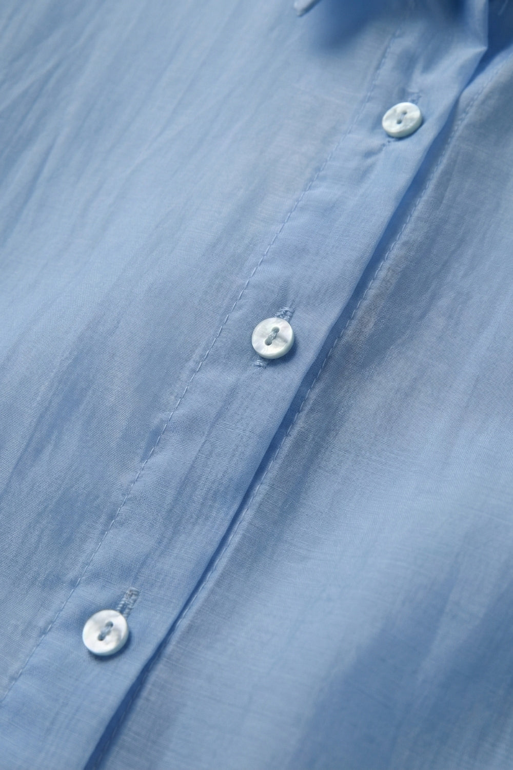 Camisa com botões azul céu transparente com corte descontraído
