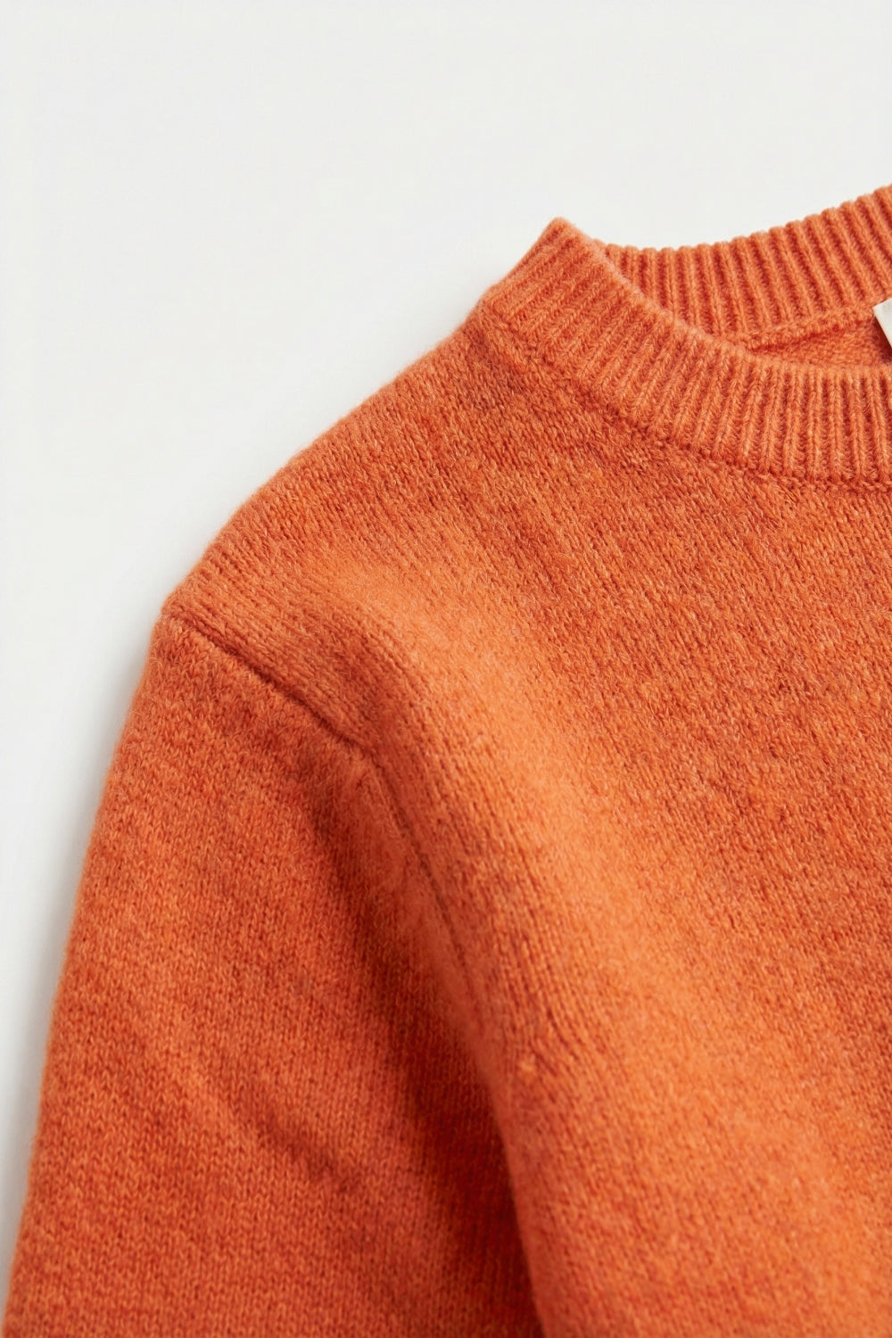 Camisola de malha macia e fofa laranja com pormenor de manga com folhos