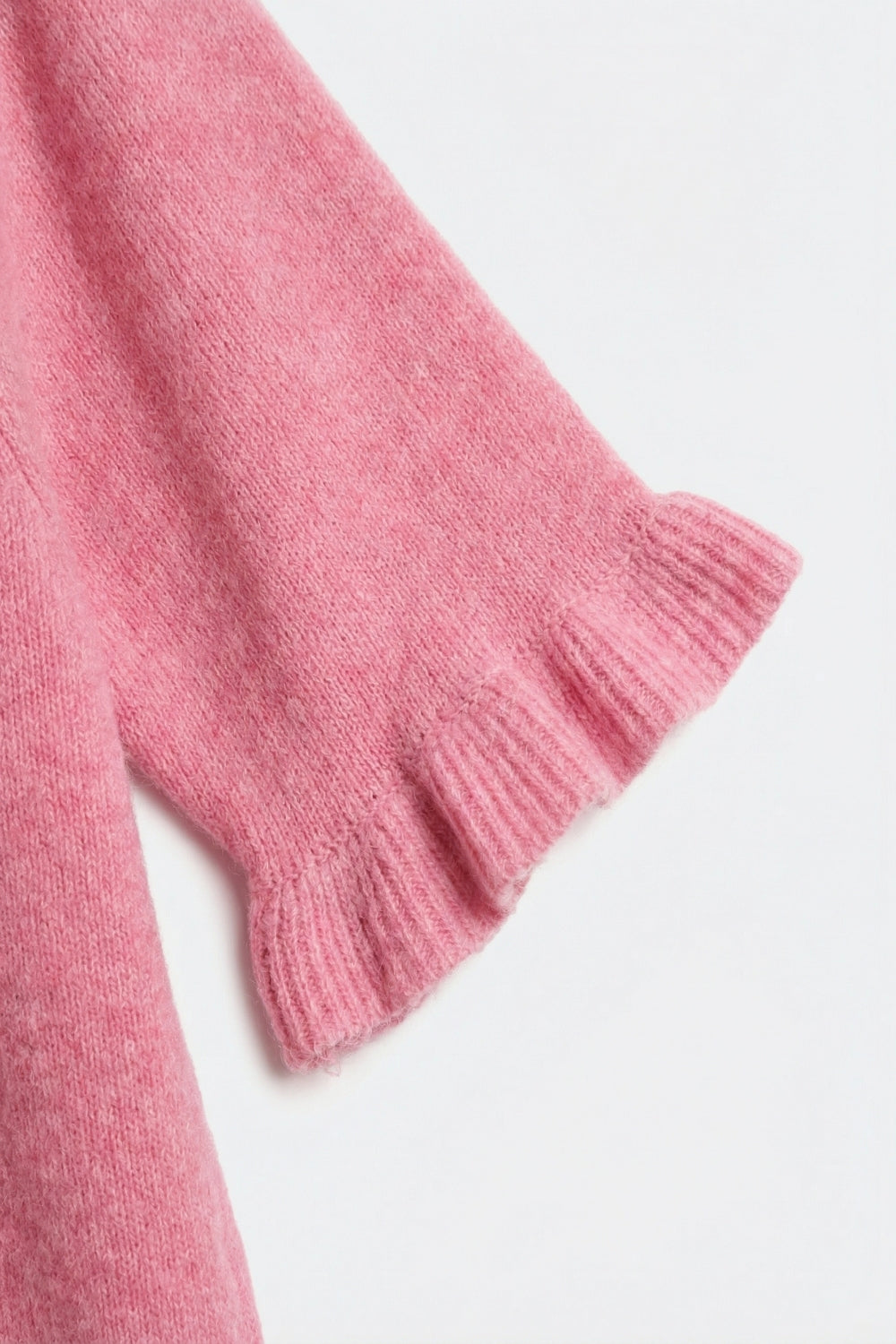 Camisola de malha macia e fofa cor-de-rosa com pormenor de manga com folhos