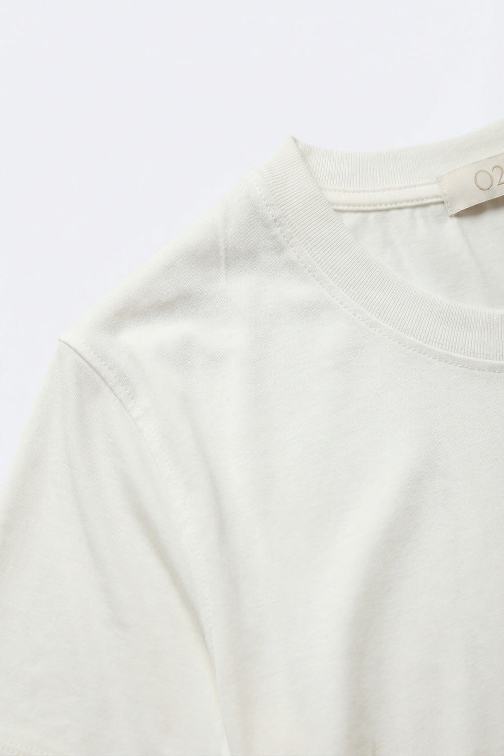Camiseta branca básica de manga curta com gola careca em tecido de viscose