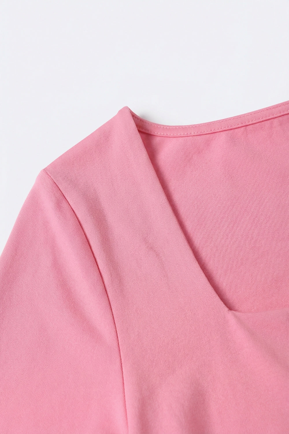 Top elástico de manga curta rosa com gola quadrada