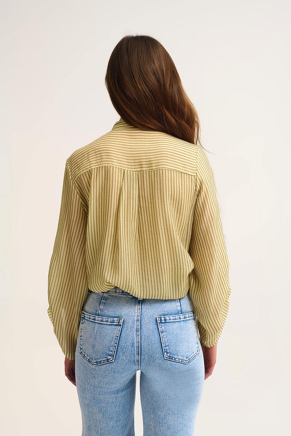 Blusa de chiffon às riscas com botões na frente com corte descontraído e textura suave